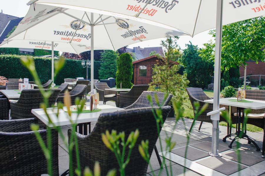 eisdiele, terrasse, sonnenschirm, stühle, eiskarten