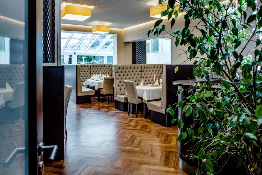 Restaurant, eingang, grünpflanze, parkettboden, wwarmes licht, tische