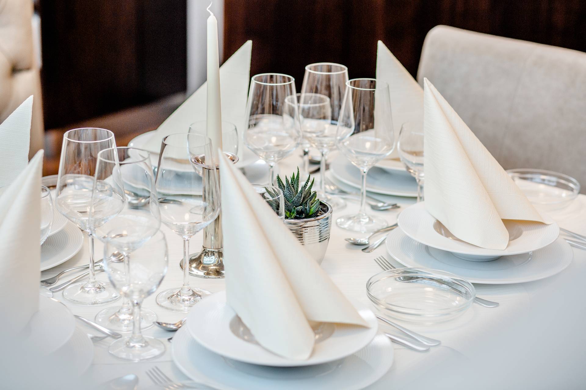 restaurant, nahaufnahme tisch, gedeckter tisch, teller, gläser, deko