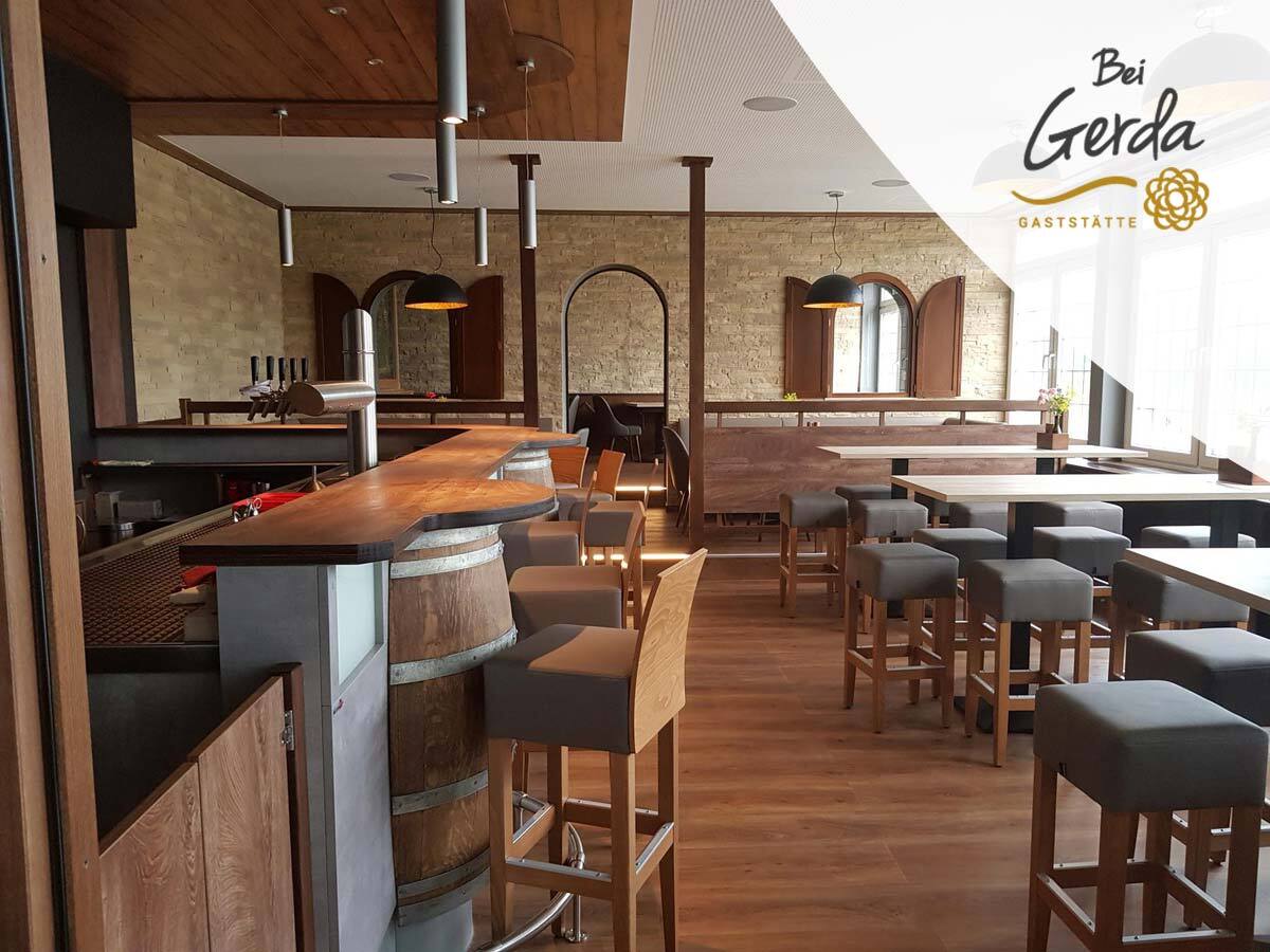 retaurant, holz, gemütlich, wames licht, hocker, tische. theke